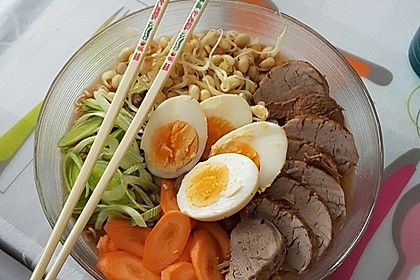 Japanische Nudelsuppe mit Hühnerbrühe und Lende (Ramen) 12