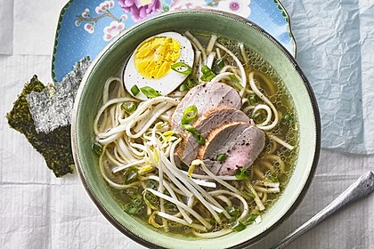 Japanische Nudelsuppe mit Hühnerbrühe und Lende (Ramen) 15