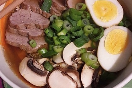 Japanische Nudelsuppe mit Hühnerbrühe und Lende (Ramen) 20