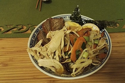 Japanische Nudelsuppe mit Hühnerbrühe und Lende (Ramen) 6