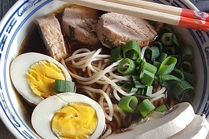 Japanische Nudelsuppe mit Hühnerbrühe und Lende (Ramen)