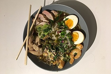 Japanische Nudelsuppe mit Hühnerbrühe und Lende (Ramen) 36