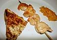 Gegrillter H&uuml;hner - Scampi - Spie&szlig; mit Tapenade - Toast und Mango - Chili Chutney