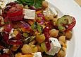 Kichererbsensalat mit roten Zwiebeln und Feta