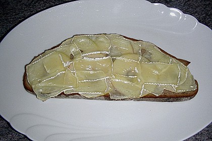 Sauerteigbrot mit Apfel und Camembert &uuml;berbacken
