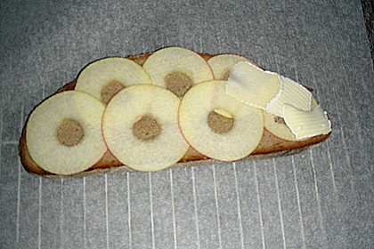 Sauerteigbrot mit Apfel und Camembert &uuml;berbacken 2