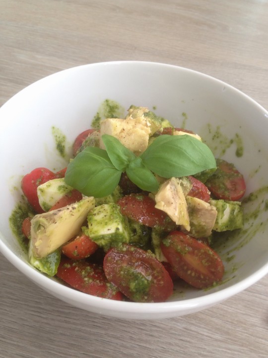 Avocado - Tomaten Salat mit Pesto und Mozzarella (Rezept mit Bild ...