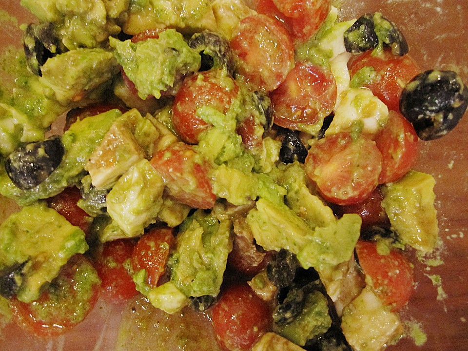 Avocado - Tomaten Salat mit Pesto und Mozzarella (Rezept mit Bild ...