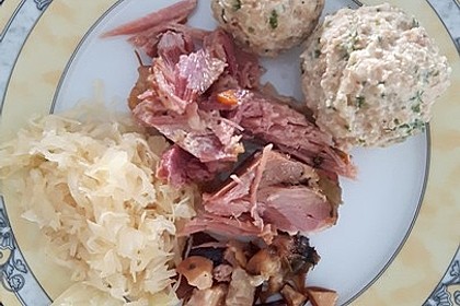 Bayrischer Krustenbraten mit Dunkelbiersoße und Semmelknödeln 24