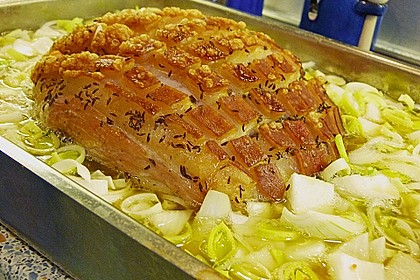 Bayrischer Krustenbraten mit Dunkelbiersoße und Semmelknödeln 8