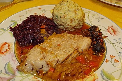 Bayrischer Krustenbraten mit Dunkelbiersoße und Semmelknödeln 18