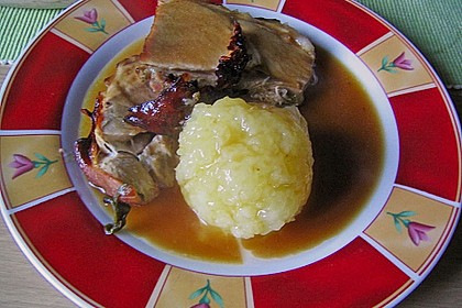 Bayrischer Krustenbraten mit Dunkelbiersoße und Semmelknödeln 41