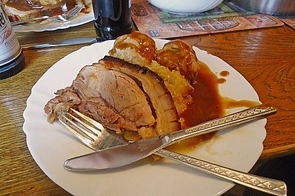 Bayrischer Krustenbraten mit Dunkelbiersoße und Semmelknödeln 34