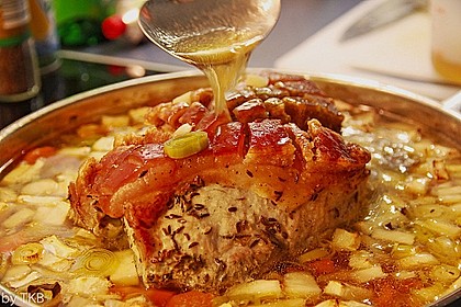 Bayrischer Krustenbraten mit Dunkelbiersoße und Semmelknödeln 4