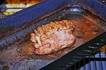 Bayrischer Krustenbraten mit Dunkelbiersoße und Semmelknödeln 49