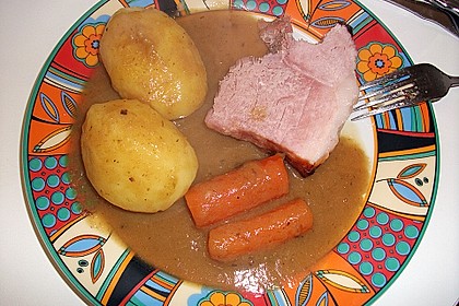 Bayrischer Krustenbraten mit Dunkelbiersoße und Semmelknödeln 47