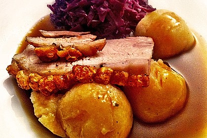 Bayrischer Krustenbraten mit Dunkelbiersoße und Semmelknödeln 11