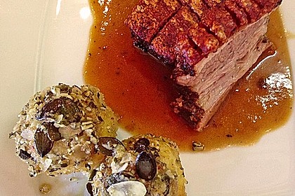 Bayrischer Krustenbraten mit Dunkelbiersoße und Semmelknödeln 28