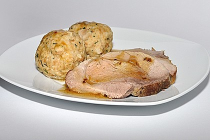 Bayrischer Krustenbraten mit Dunkelbiersoße und Semmelknödeln 27
