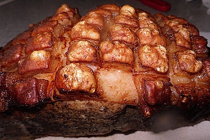 Bayrischer Krustenbraten mit Dunkelbiersoße und Semmelknödeln 19