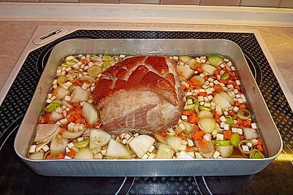 Bayrischer Krustenbraten mit Dunkelbiersoße und Semmelknödeln 44