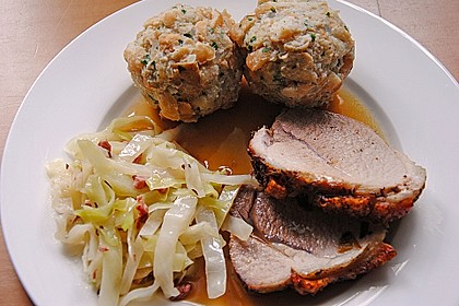 Bayrischer Krustenbraten mit Dunkelbiersoße und Semmelknödeln 7