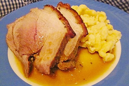 Bayrischer Krustenbraten mit Dunkelbiersoße und Semmelknödeln 50