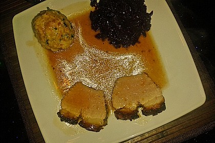 Bayrischer Krustenbraten mit Dunkelbiersoße und Semmelknödeln 48