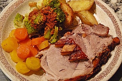 Bayrischer Krustenbraten mit Dunkelbiersoße und Semmelknödeln 35