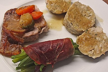 Bayrischer Krustenbraten mit Dunkelbiersoße und Semmelknödeln 14