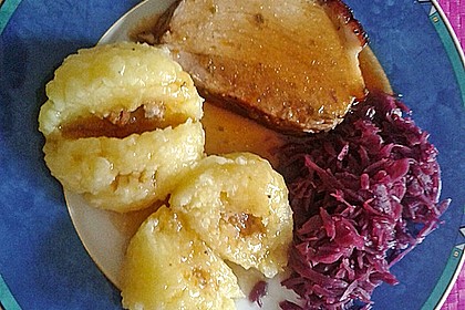 Bayrischer Krustenbraten mit Dunkelbiersoße und Semmelknödeln 15