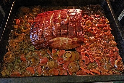 Bayrischer Krustenbraten mit Dunkelbiersoße und Semmelknödeln 12