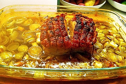 Bayrischer Krustenbraten mit Dunkelbiersoße und Semmelknödeln 32