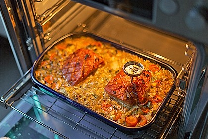 Bayrischer Krustenbraten mit Dunkelbiersoße und Semmelknödeln 16
