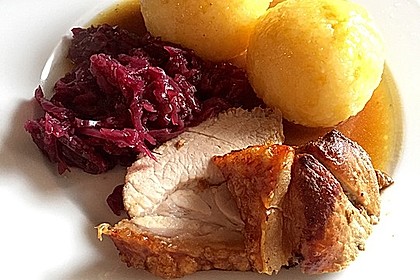 Bayrischer Krustenbraten mit Dunkelbiersoße und Semmelknödeln 5