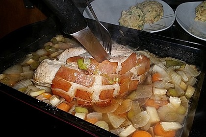 Bayrischer Krustenbraten mit Dunkelbiersoße und Semmelknödeln 45