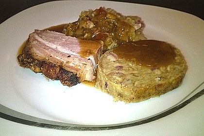 Bayrischer Krustenbraten mit Dunkelbiersoße und Semmelknödeln 9