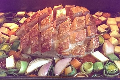 Bayrischer Krustenbraten mit Dunkelbiersoße und Semmelknödeln 1