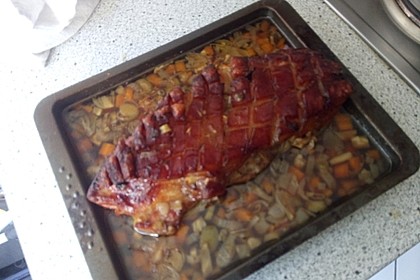 Bayrischer Krustenbraten mit Dunkelbiersoße und Semmelknödeln 46