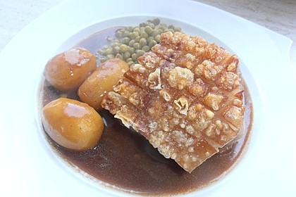 Bayrischer Krustenbraten mit Dunkelbiersoße und Semmelknödeln 25