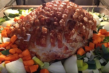 Bayrischer Krustenbraten mit Dunkelbiersoße und Semmelknödeln 26