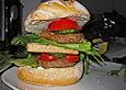Hamburger mit Tomaten und Rucola