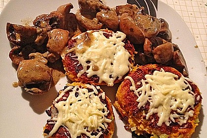 Tatzlwurms &uuml;berbackene Gem&uuml;seburger oder Gem&uuml;sepl&auml;tzchen an Champignonrahmso&szlig;e