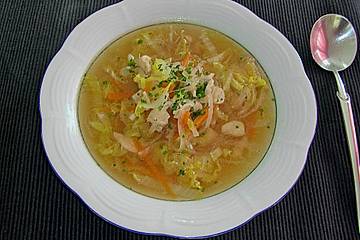 Gemüsesuppe mit zartem Hühnerfleisch