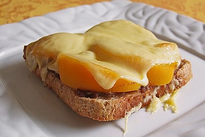 &Uuml;berbackener Mett - K&auml;se - Toast mit Pfirsich