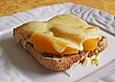 &Uuml;berbackener Mett - K&auml;se - Toast mit Pfirsich