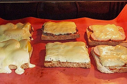 &Uuml;berbackener Mett - K&auml;se - Toast mit Pfirsich 1