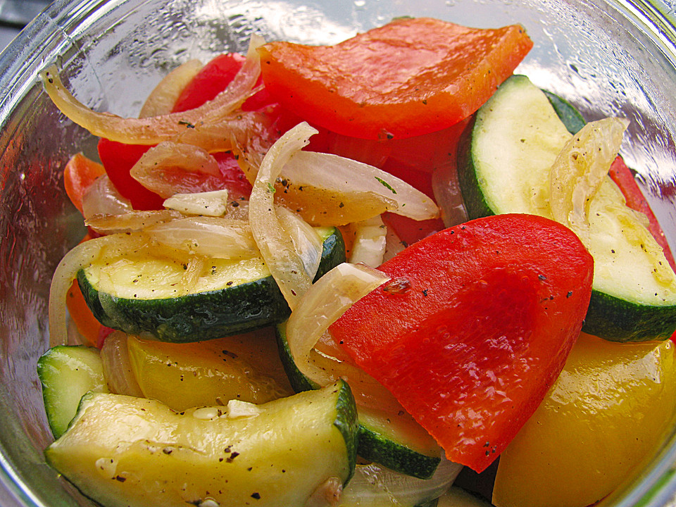 Roros würziges Paprika - Zucchini - Gemüse mit Zwiebeln und Knoblauch ...