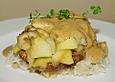 Kalbssteak unter Bananen - Apfel - Haube an Ingwersauce mit Bananen - Butterreis