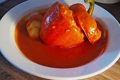 Mit Hackfleisch gef&uuml;llte Paprikaschoten in Tomatenso&szlig;e